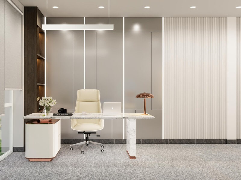 ban-giam-doc-chuyen-nghiep Văn phòng hiện đại với bàn làm việc sang trọng, ghế da màu kem, đèn bàn và máy tính xách tay.