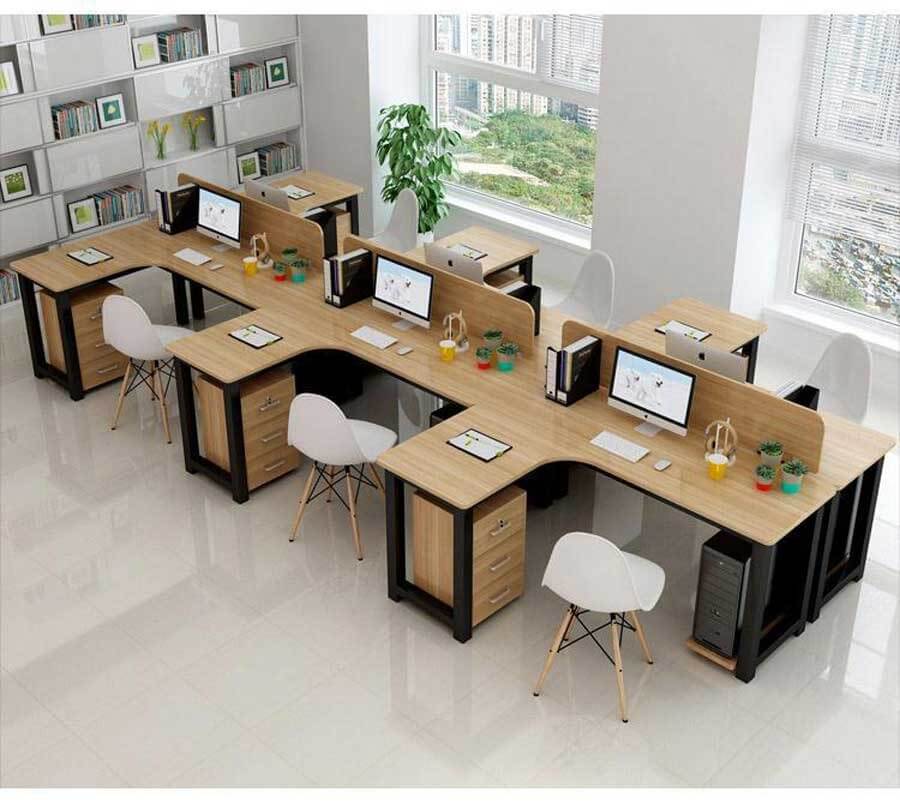 ban-lam-viec-chung Khu vực làm việc văn phòng hiện đại với bàn gỗ, máy tính, và cây cảnh nhỏ, không gian sáng sủa và thoáng mát.