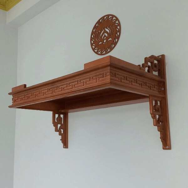 Kệ thờ gỗ treo tường có họa tiết cổ điển, thiết kế tinh xảo, phong cách truyền thống.