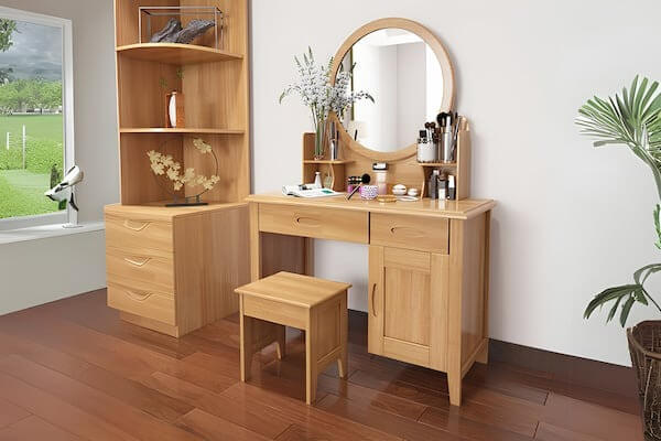 ban-trang-diem-go-tu-nhien Bàn trang điểm gỗ tự nhiên sang trọng, có gương tròn và kệ đựng đồ, trang trí chậu hoa và phụ kiện làm đẹp.