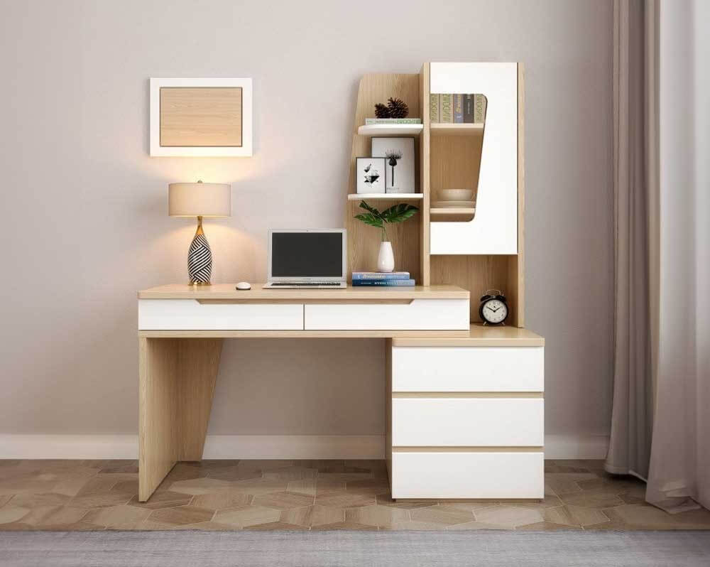 Bàn làm việc hiện đại bằng gỗ với máy tính xách tay, đèn để bàn, và kệ trang trí, mang lại không gian gọn gàng.