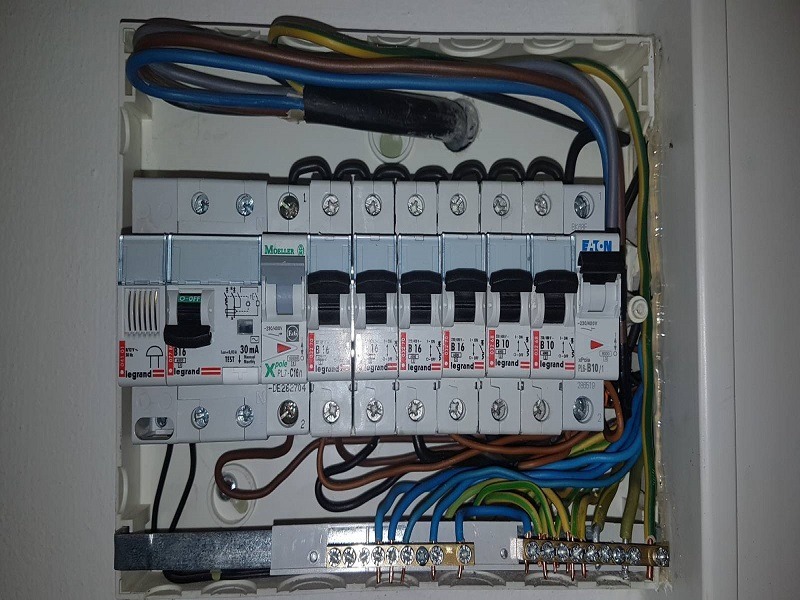 Hộp cầu dao điện với nhiều dây và công tắc, đảm bảo an toàn điện trong gia đình.