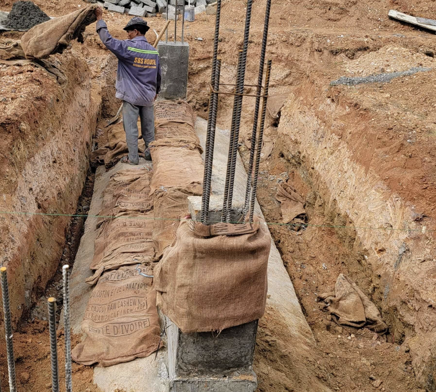 bao-duong-be-tong-giup-giu-do-am-cua-be-tong-tranh-hien-tuong-bi-nut