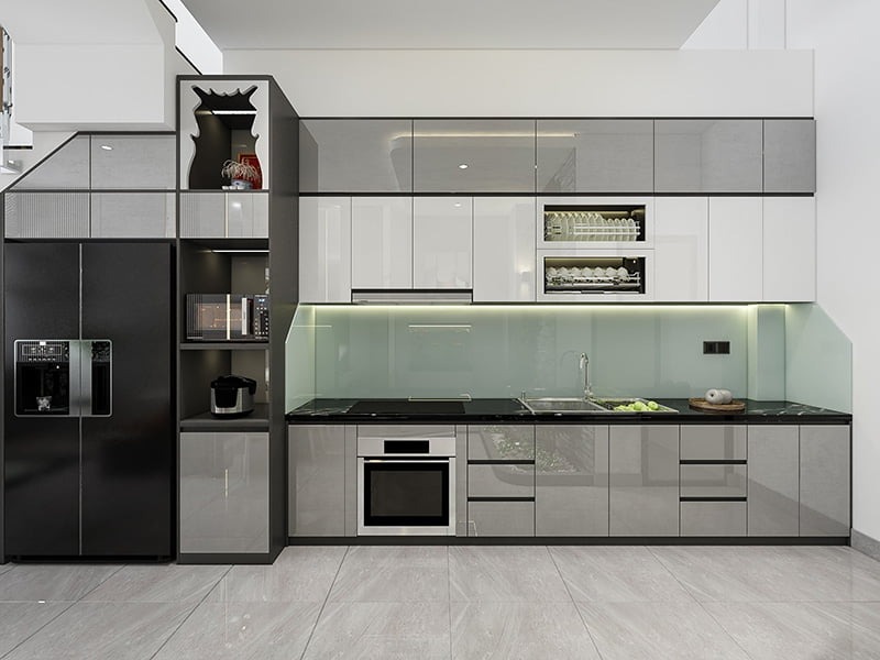 Nhà bếp hiện đại với tủ trắng xám, tủ lạnh đen, bếp điện và kệ trên cao, kiểu dáng sang trọng và tối giản.