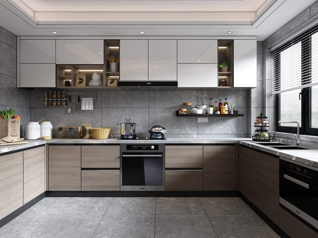 Nhà bếp hiện đại với tủ gỗ, bàn đá, và đồ dùng gia đình sang trọng, ánh sáng tự nhiên từ cửa sổ bên phải.