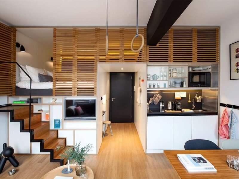 Căn hộ nhỏ gọn, nội thất hiện đại với giường trên gác, bếp tiện nghi và ánh sáng tự nhiên, phong cách thông minh.