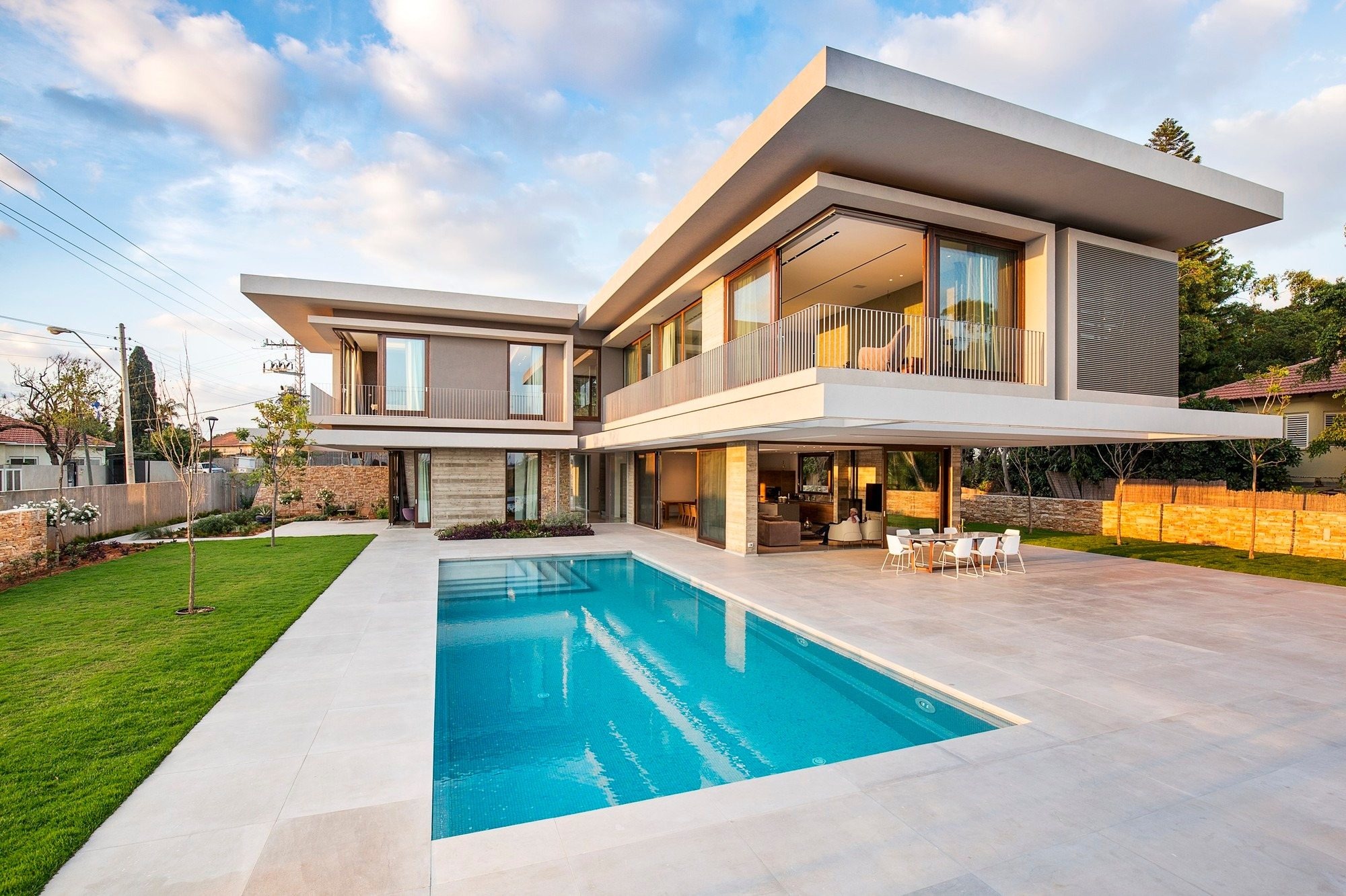 Biệt thự hiện đại với hồ bơi và sân vườn xanh ngát, phong cách kiến trúc sang trọng và tiện nghi.