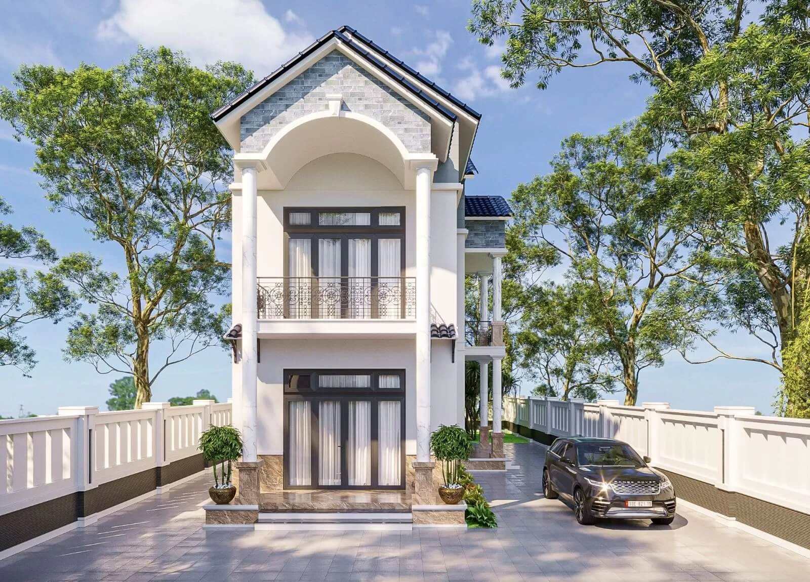 Ngôi nhà hiện đại hai tầng với sân rộng và ô tô đậu trước cửa, bao quanh bởi hàng rào và cây xanh.