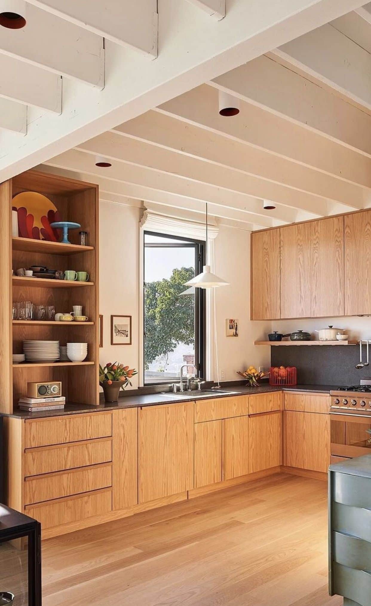 bo-tri-noi-that-nha-bep-khoa-hoc-hop-ly Nhà bếp hiện đại với tủ gỗ sáng, kệ mở, cửa sổ lớn, và ánh sáng tự nhiên.