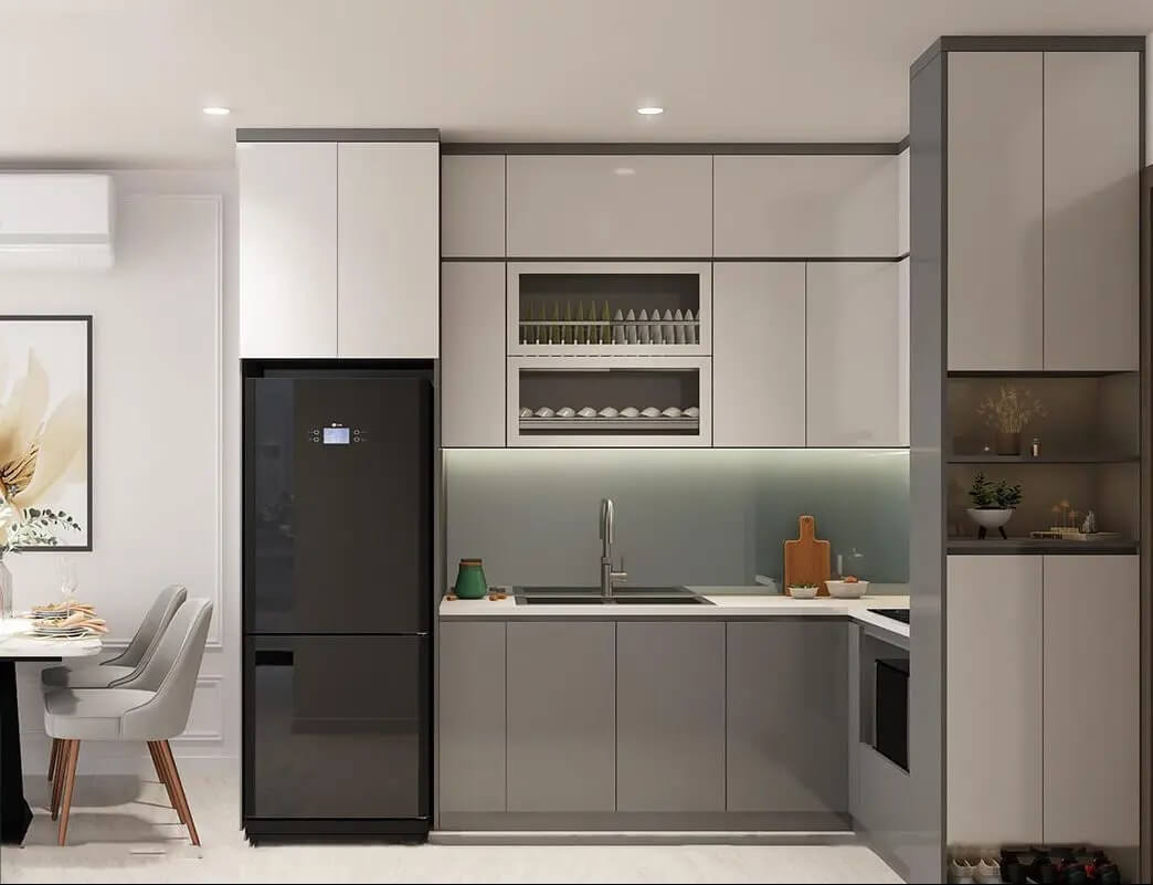 Nhà bếp hiện đại với tủ lạnh, bàn ăn và kệ tủ tiện nghi, mang phong cách tối giản và sang trọng.