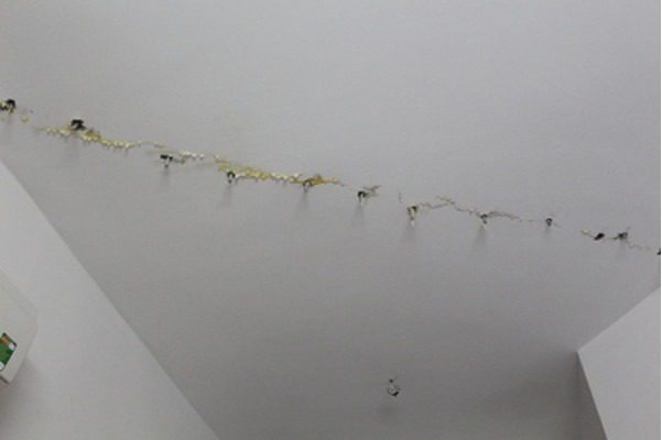 bom-keo-chong-tham-tran-nha Trần nhà bị nứt dài với nhiều vết loang lổ, cần sửa chữa để đảm bảo an toàn và tính thẩm mỹ.