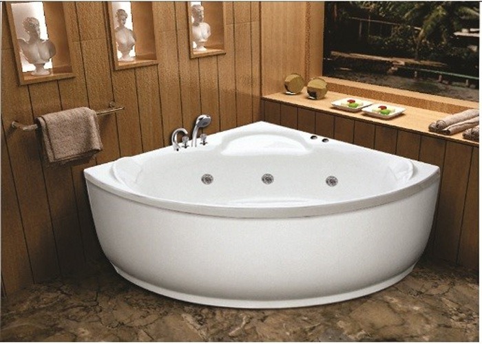 bon-tam-goc-lon Bồn tắm góc trong không gian phòng tắm sang trọng với ốp gỗ, có khăn và trang trí độc đáo trên kệ tường.