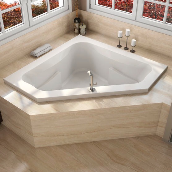 Bồn tắm góc sang trọng với thiết kế hiện đại, đặt trong phòng tắm lát đá cẩm thạch dưới cửa sổ.