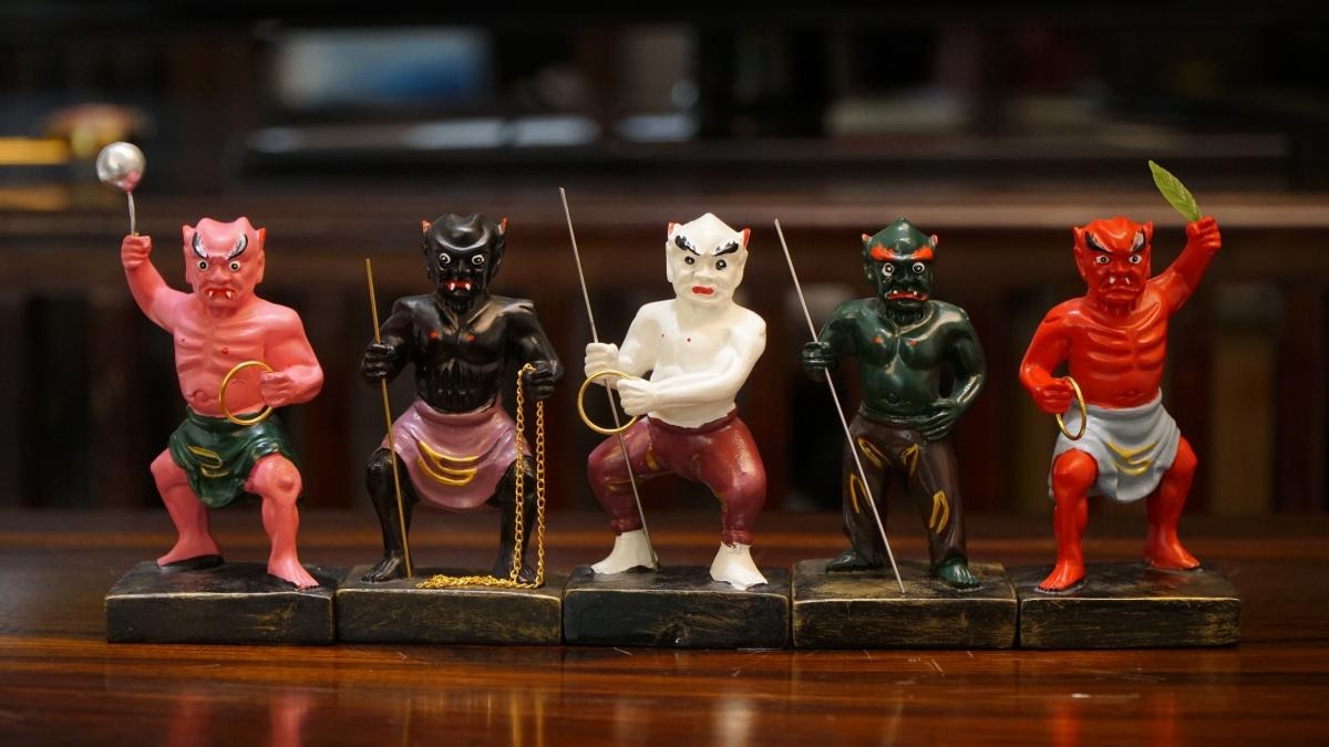 cac-huong-can-tranh-cho-nguoi-tuoi-ty Năm tượng nhỏ Oni Nhật Bản nhiều màu ngồi trên kệ gỗ; thể hiện thần thoại và văn hóa dân gian.