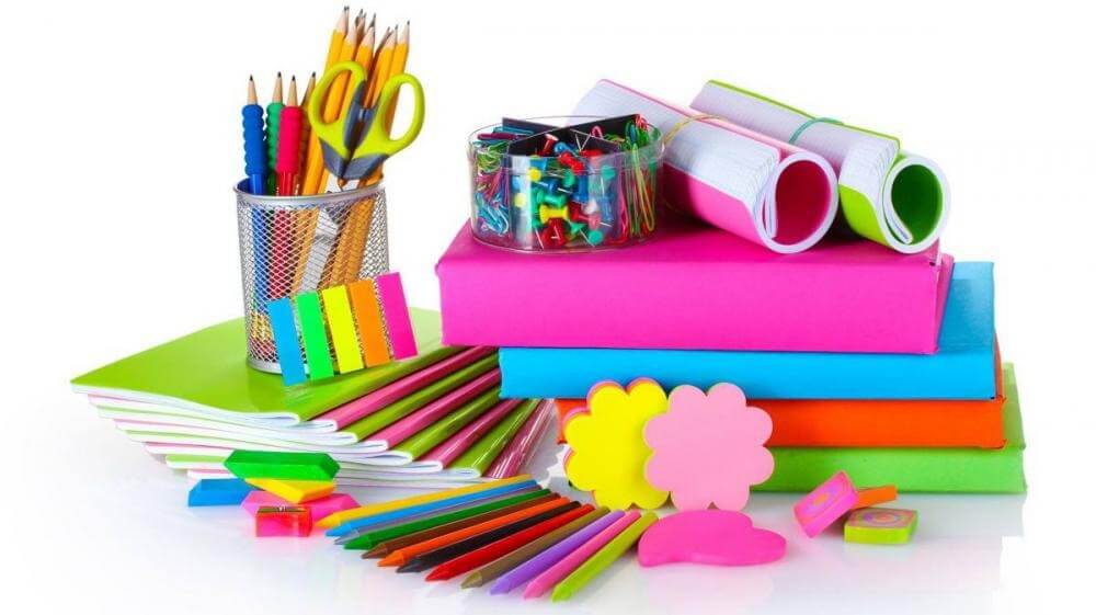 Đồ dùng học tập sáng tạo gồm bút chì, sổ tay, bút màu, kéo và giấy ghi chú nhiều màu sắc.