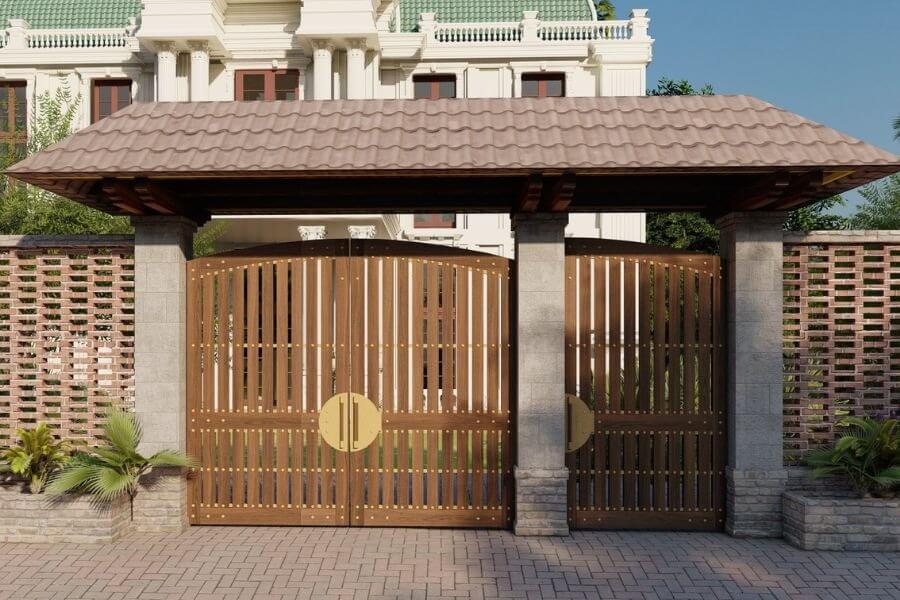 cac-mau-cong-nha-dep-duoc-lam-tu-vat-lieu-phong-phu Cổng gỗ trước biệt thự với mái ngói, tường gạch, cây cảnh trang trí.