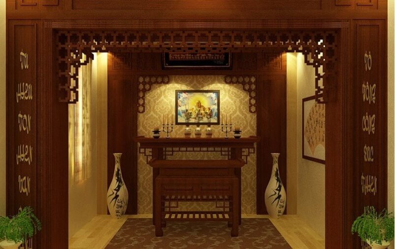 Bàn thờ truyền thống Việt Nam với đồ thờ bằng gỗ, nến và tranh treo tường, hai bình gốm trang trí hai bên.