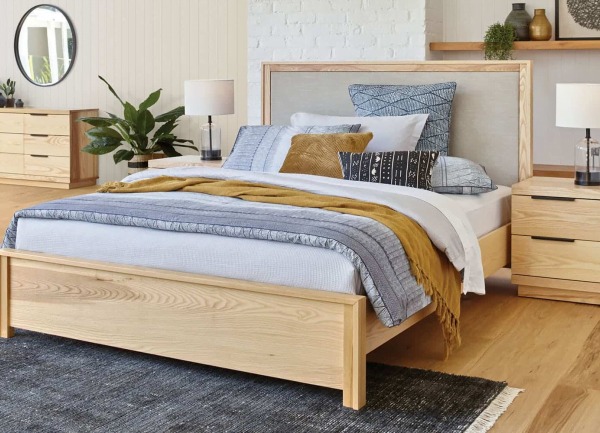 Phòng ngủ hiện đại với giường gỗ, chăn ga gối màu trung tính, và nội thất trang nhã.