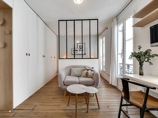 cac-yeu-to-can-luu-y-khi-chon-vach-ngan-thach-cao-ben-dep-4 Căn hộ nhỏ gọn với sofa xám, bàn gỗ và cửa sổ lớn đón ánh sáng tự nhiên, thiết kế hiện đại và tối giản.