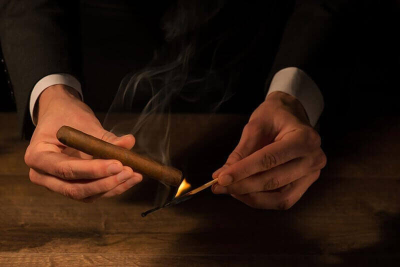 cach-cham-thuoc-xi-ga-buoc-1 Cách châm thuốc xì gà: bước 1