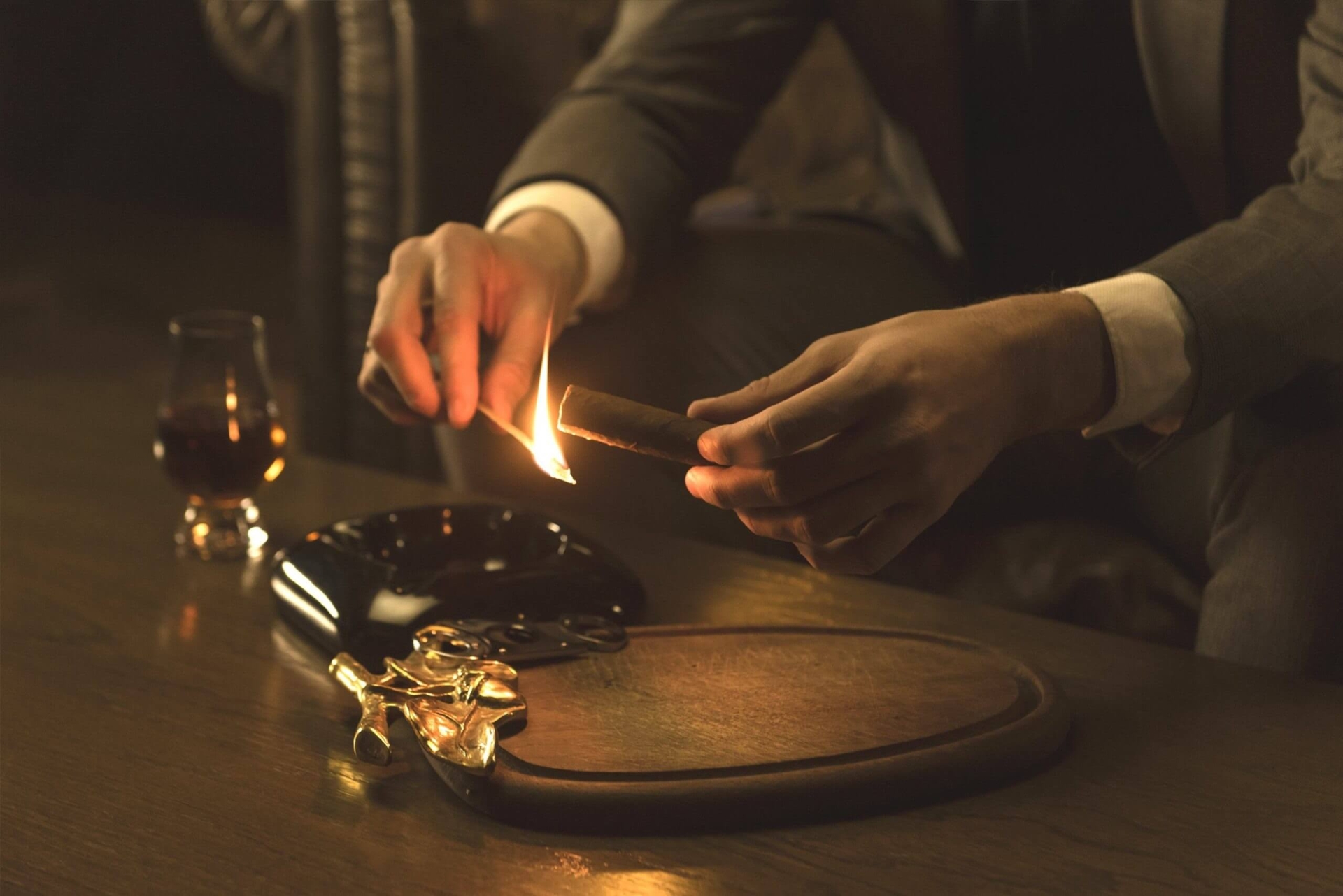 cach-cham-thuoc-xi-ga-buoc-2 Cách châm thuốc xì gà bước 2