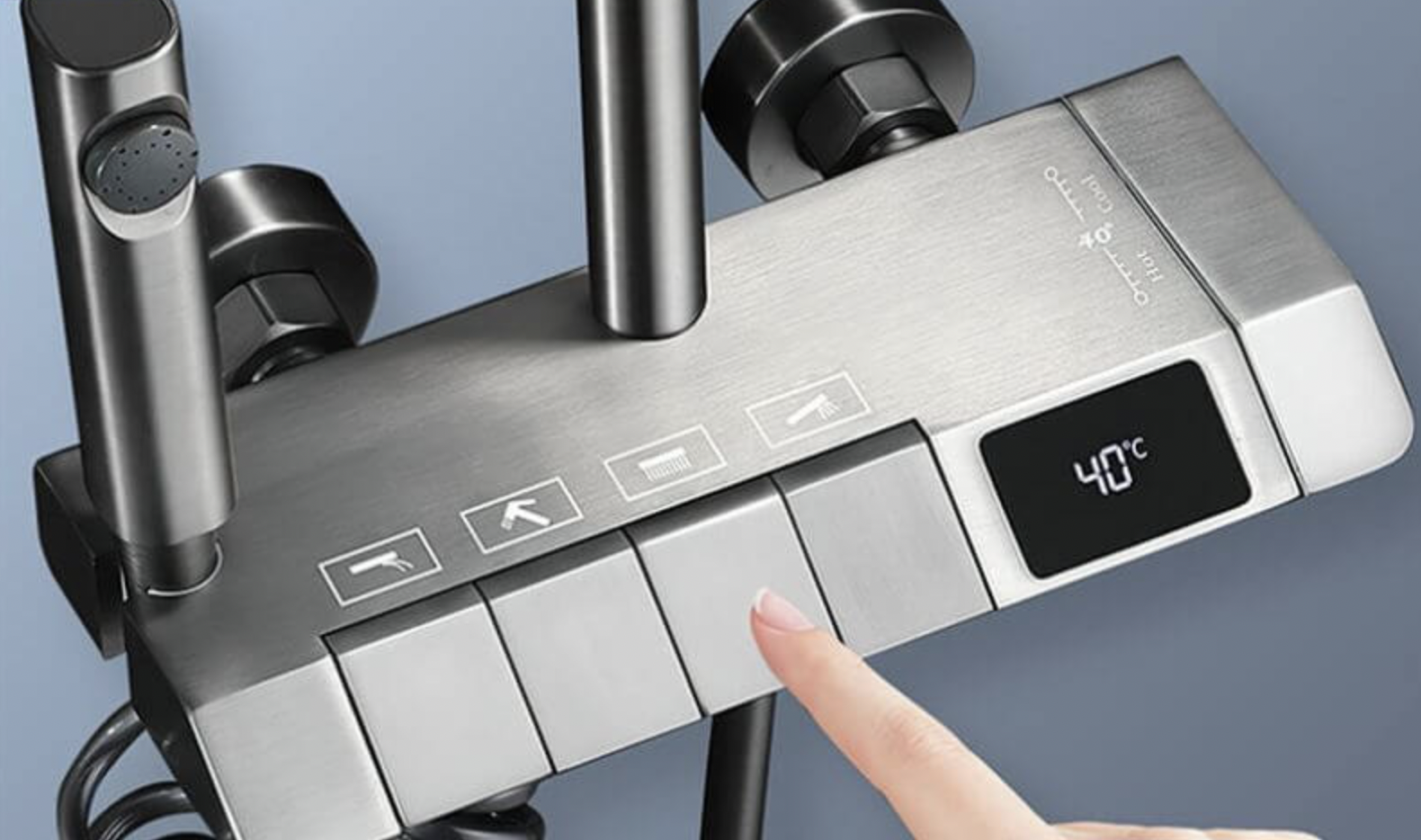 cach-dung-voi-sen-nhiet-do Người đang điều chỉnh nhiệt độ trên bảng điều khiển kim loại của vòi sen thông minh, hiển thị nhiệt độ 40°C.
