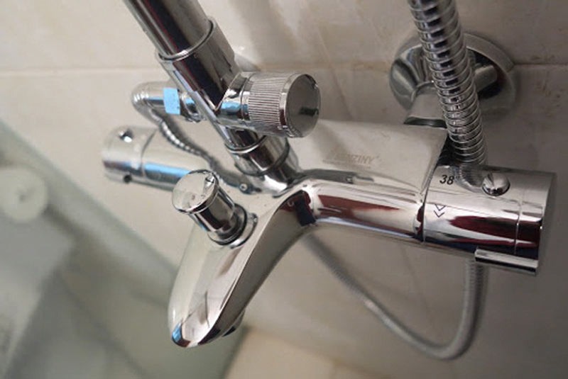 cach-dung-voi-sen-nong-lanh Vòi sen nóng lạnh trong phòng tắm với thiết kế inox sang trọng và nút điều chỉnh nhiệt độ dễ sử dụng.