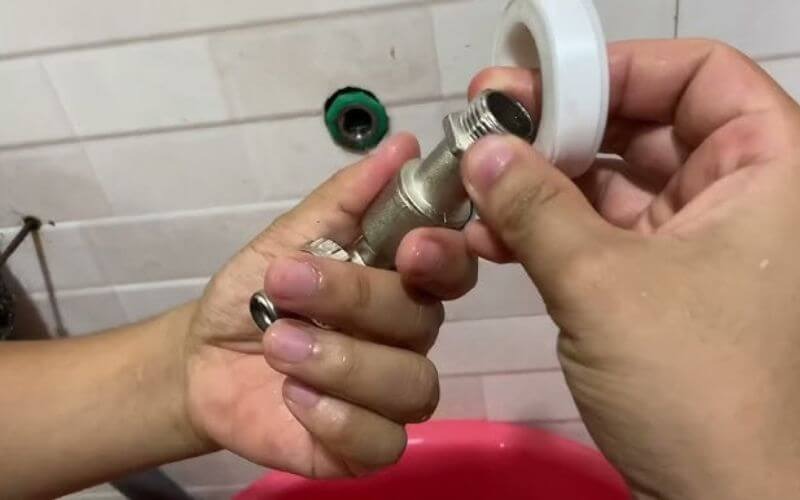 Tay vặn ống nước với băng tan, sửa chữa đường ống trong nhà tắm, làm bằng chất liệu kim loại.