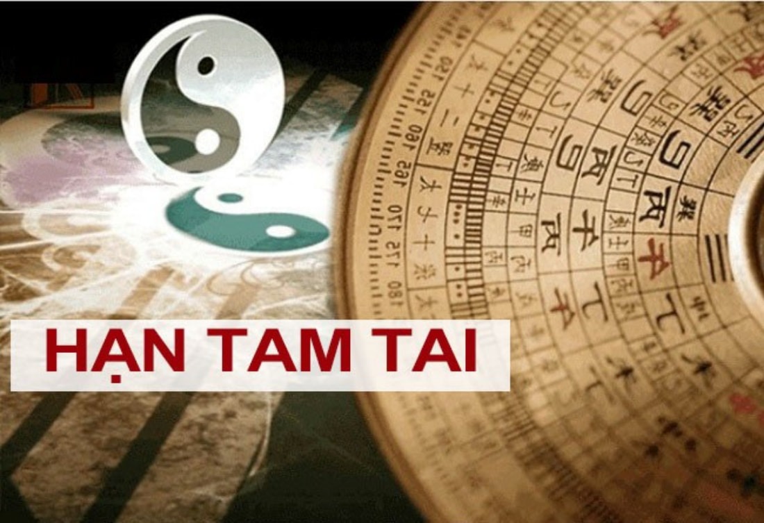 Biểu tượng âm dương và lịch vạn niên với chữ Hạn Tam Tai trên nền ảnh phong thủy.