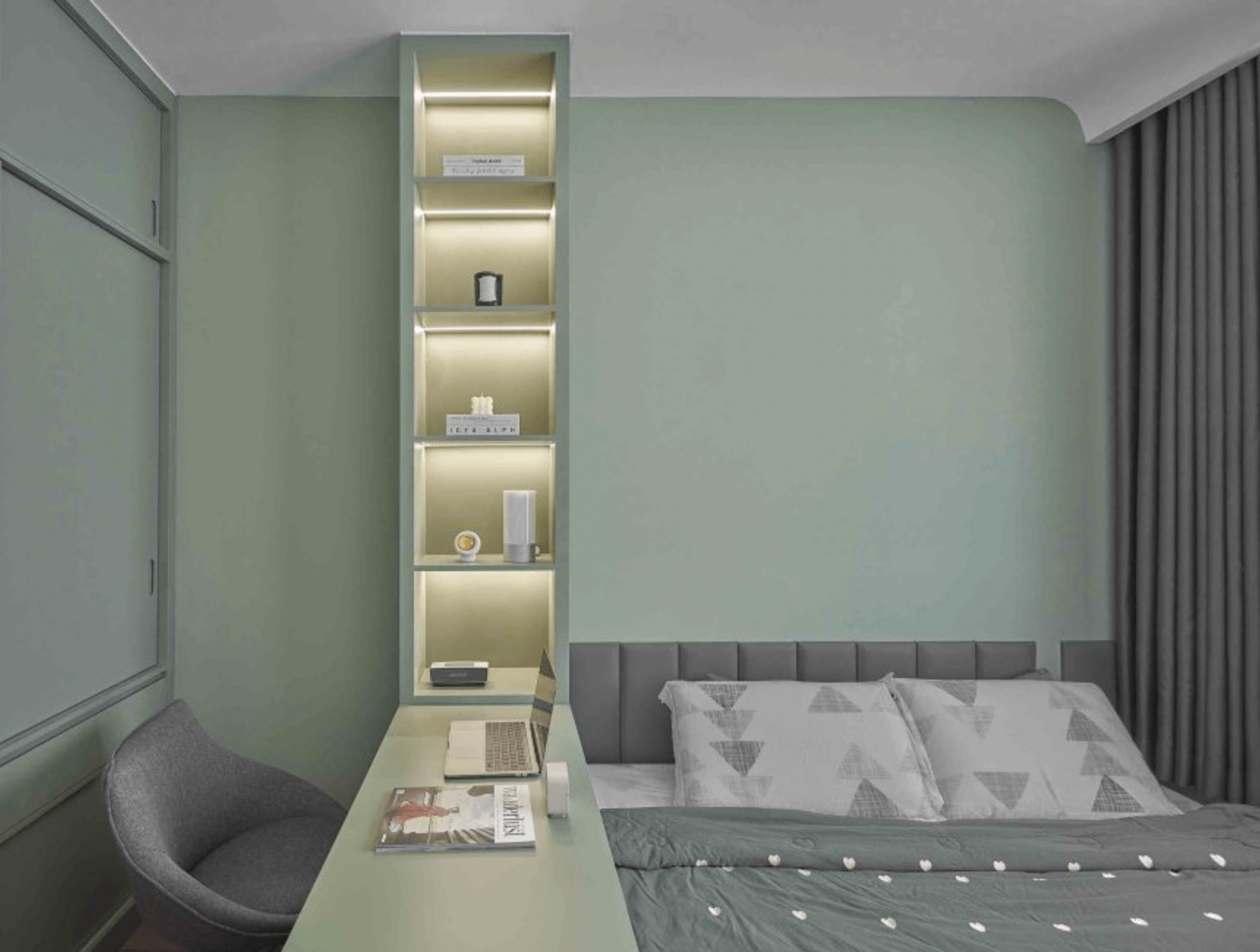 Phòng ngủ hiện đại với bàn làm việc, ghế xám, giường đôi và kệ sách gắn tường.