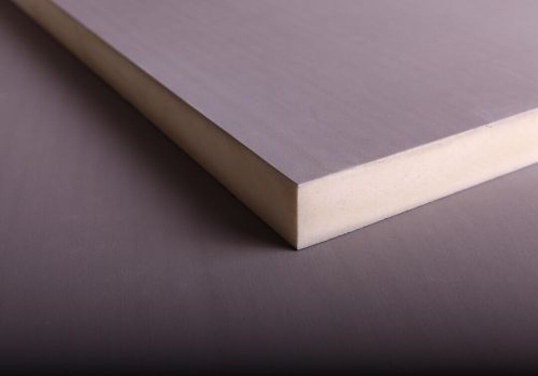 Tấm xốp cách nhiệt trên nền tím, bề mặt nhẵn, dùng trong xây dựng và cách âm.