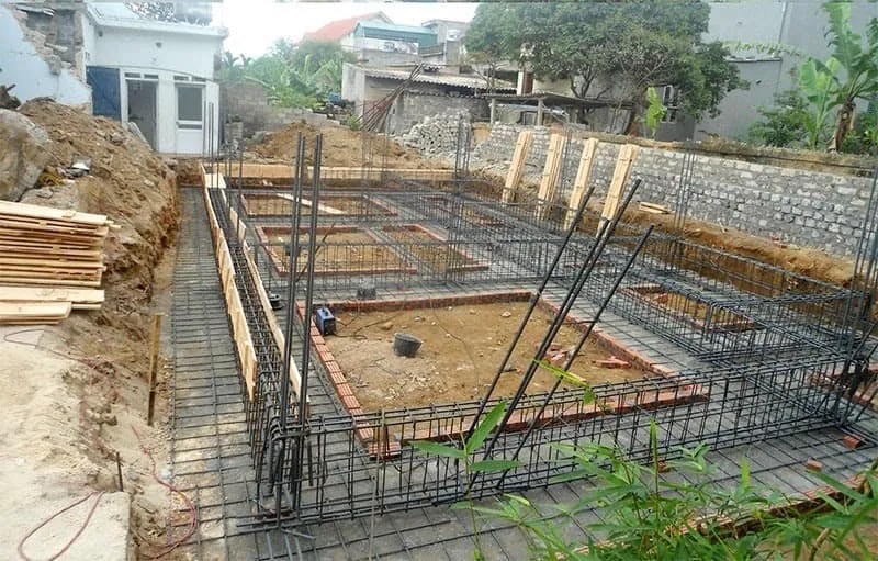cau-tao-cua-mong-bang-2-phuong Công trường xây dựng móng nhà với khung thép và bê tông, chuẩn bị thi công cho ngôi nhà mới.