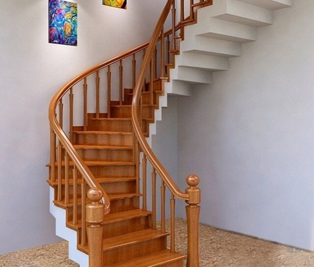 Cầu thang gỗ xoắn ốc hiện đại với lan can đẹp, kết hợp tranh treo tường nghệ thuật mang đến không gian sang trọng.