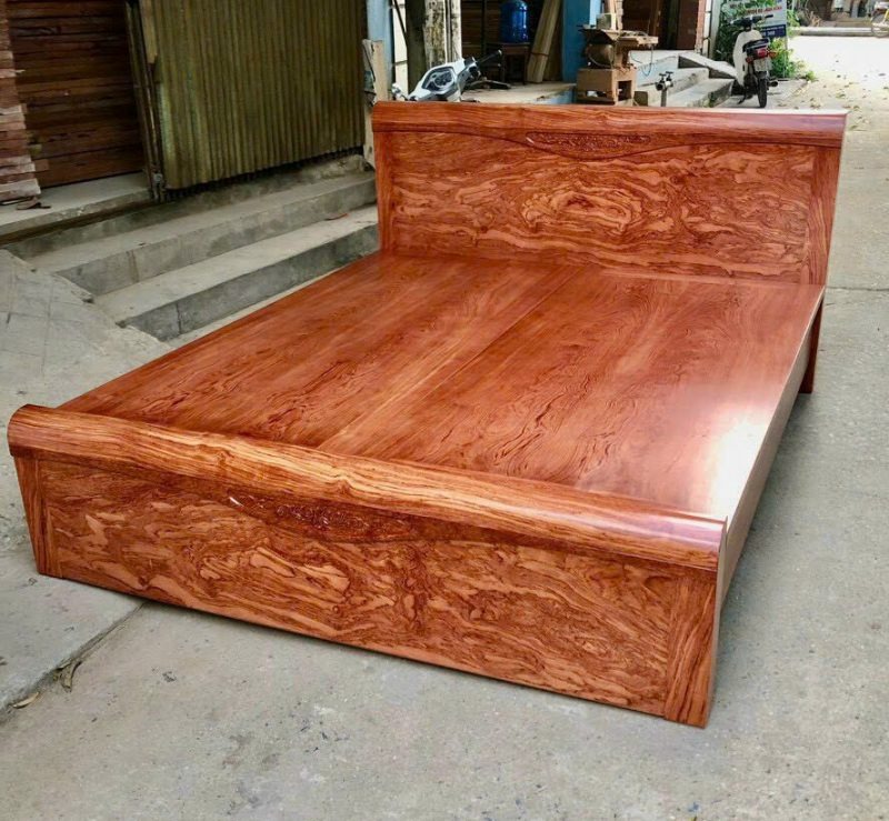 Giường gỗ cứng chất lượng cao với hoa văn tự nhiên tinh tế, hoàn hảo cho không gian hiện đại và ấm cúng.