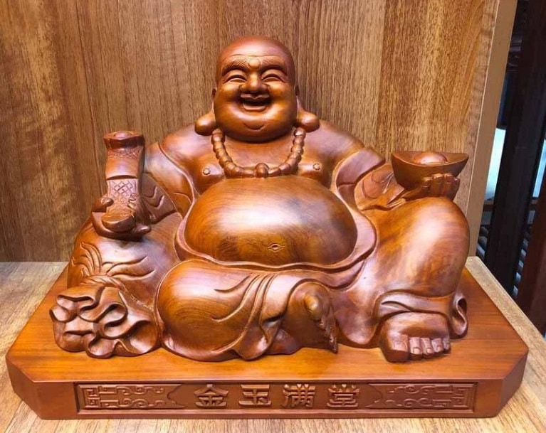 che-tac-thu-cong-my-nghe-va-tuong-go Tượng Phật Di Lặc gỗ, biểu tượng may mắn và hạnh phúc, với nụ cười tươi và tay cầm bát.