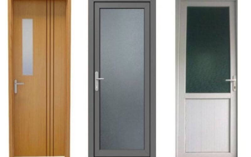 Ba cánh cửa hiện đại: màu gỗ, xám và trắng, với thiết kế kính cường lực, phù hợp cho nội thất gia đình.