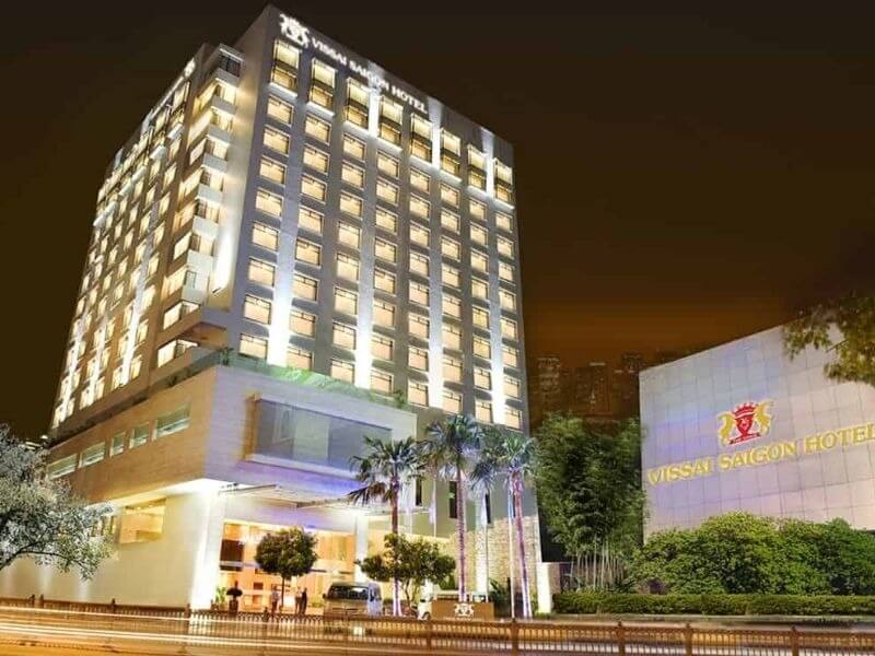 Khách sạn cao tầng ở Sài Gòn, ban đêm sáng đèn, không gian hiện đại và hoành tráng.