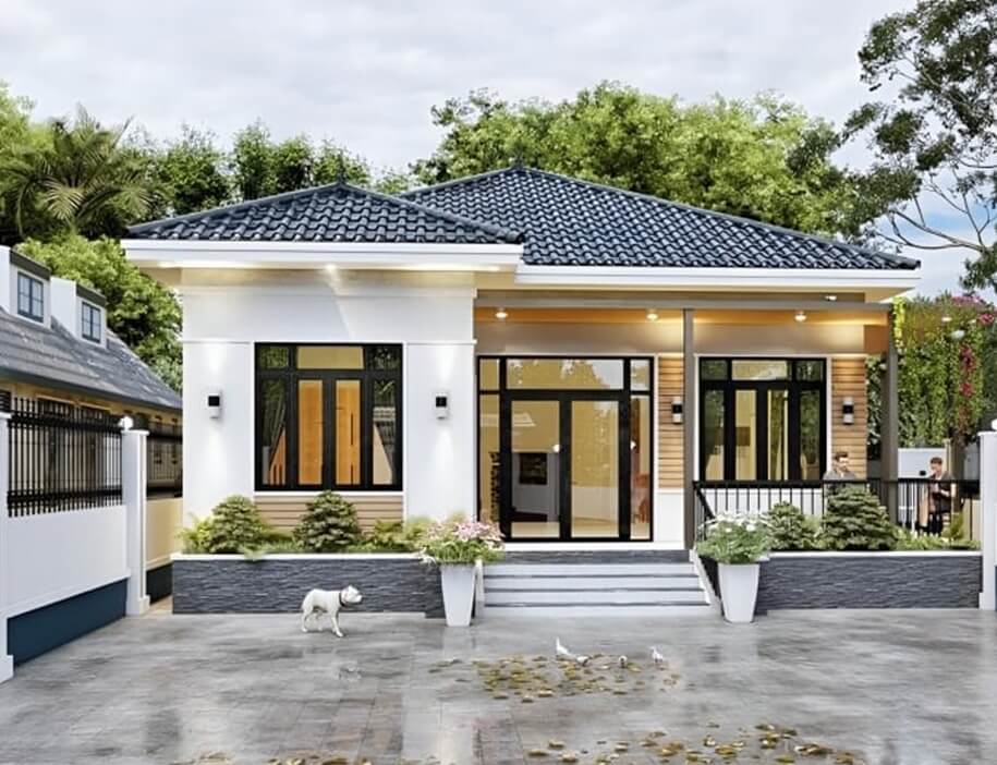 Nhà mái Thái hiện đại, sân rộng có cây xanh và chó con, thiết kế hài hòa, không gian thoáng mát.