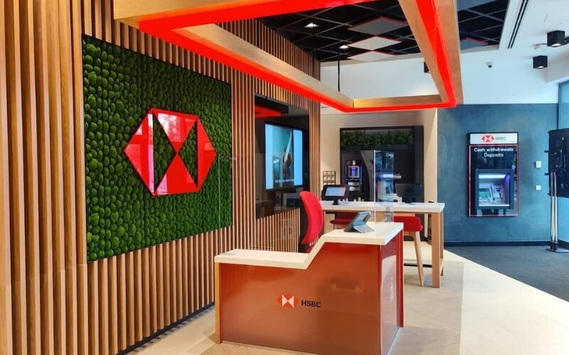 chon-mau-sac-phu-hop-voi-dien-tich-khong-gian Chi nhánh ngân hàng hiện đại với biểu tượng HSBC, nội thất sang trọng và máy ATM tự phục vụ.