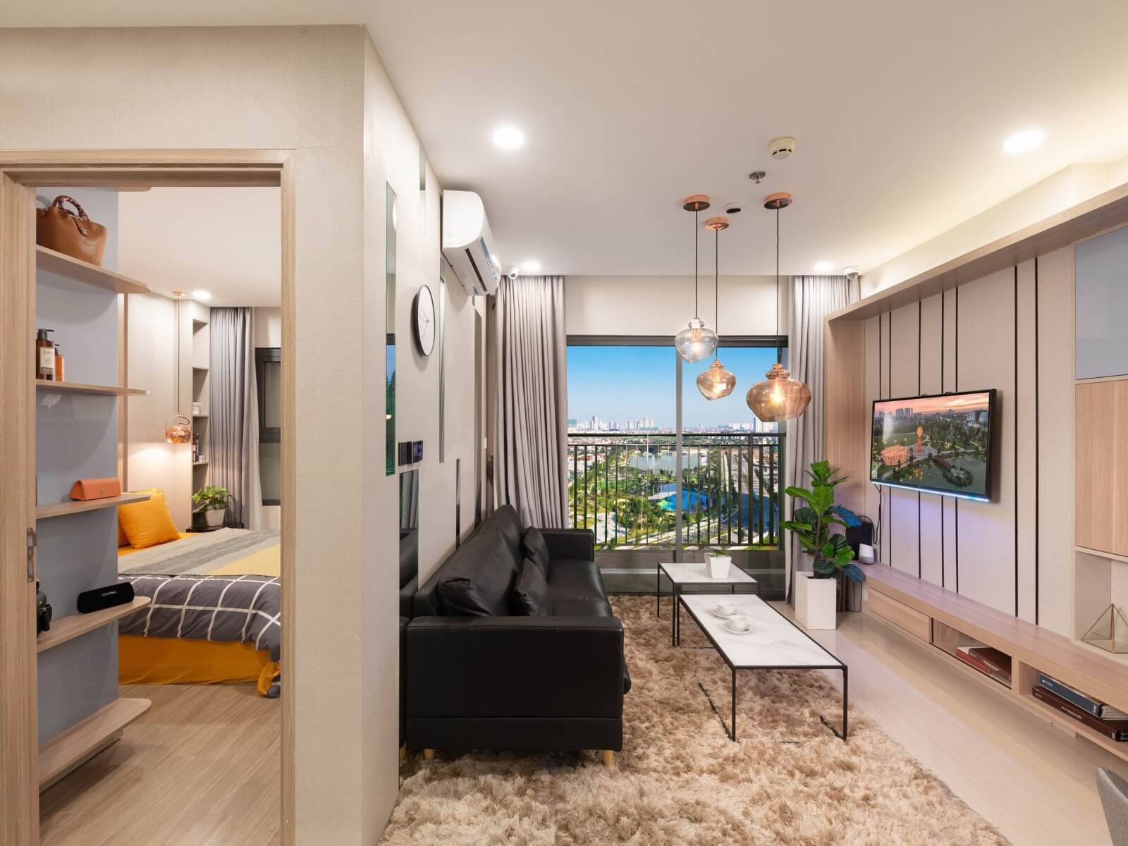 Phòng khách căn hộ hiện đại với sofa da, bàn kính, và cửa sổ lớn nhìn ra thành phố về đêm.