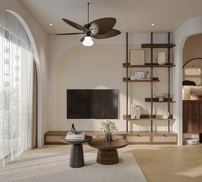 Phòng khách hiện đại với quạt trần, kệ gỗ và TV treo tường. Nội thất tối giản và sang trọng.