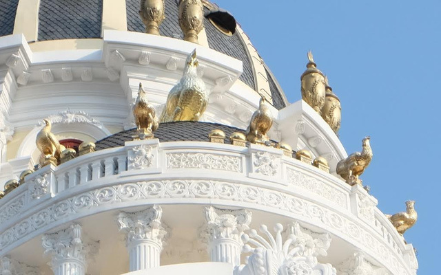 co-gi-ben-trong-lau-dai-ga-vang-noi-bat-giua-thu-do-cua-dai-gia-thanh-sat