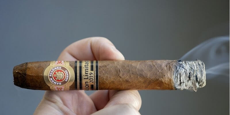 Có nên hút lại xì gà bị bỏ dở?