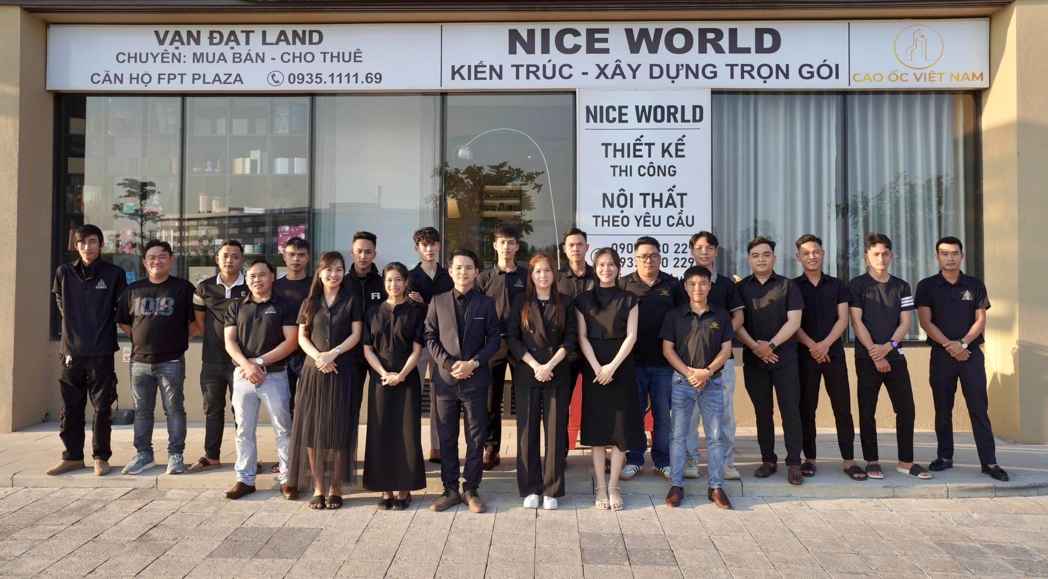 cong-ty-kien-truc-niceworld Nhóm nhân viên Van Đạt Land đứng trước trụ sở công ty, chuyên về mua bán và cho thuê căn hộ.
