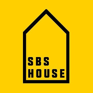 Logo SBS House với nền vàng, viền hình ngôi nhà đen và chữ SBS HOUSE nổi bật.