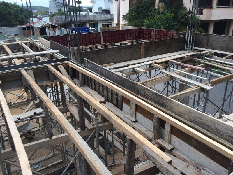 cop-pha-dam-san-2 Công trình xây dựng nhà phố với khung gỗ và bê tông, nhìn từ trên cao tại khu dân cư.