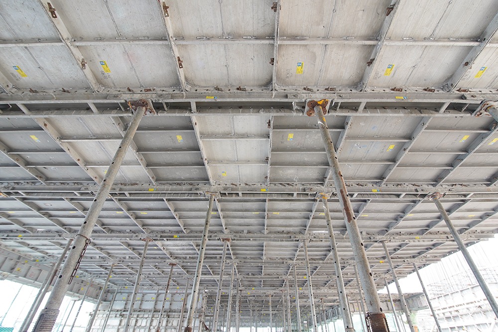 Hệ thống coppha định hình thép cho thi công xây dựng, nhìn từ dưới lên.