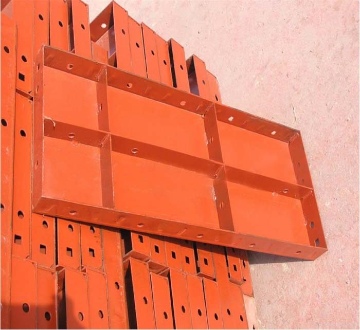 Khuôn thép xây dựng màu cam xếp chồng lên nhau trên nền đất.