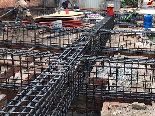 cot-thep-dai Khung thép xây dựng móng nhà chuẩn bị đổ bê tông tại công trình xây dựng.