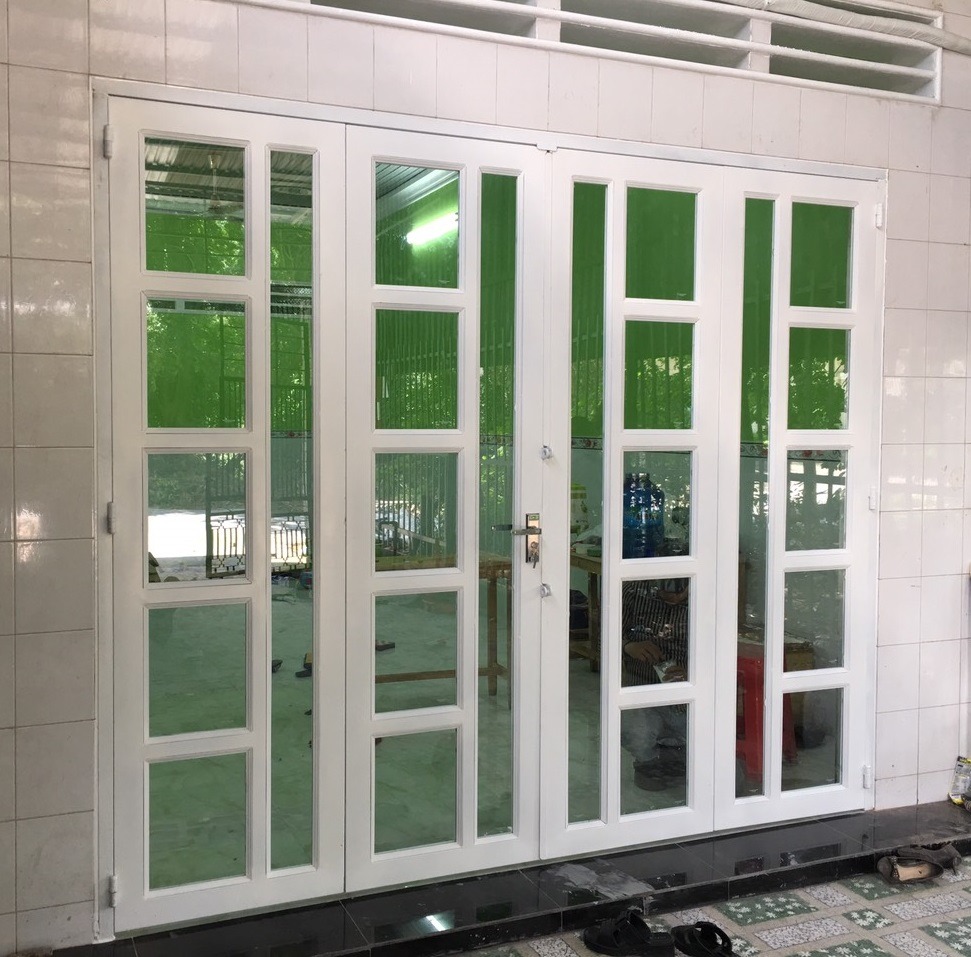 Cửa kính khung trắng với ô vuông, lắp trong không gian nội thất sáng, sàn gạch và tường ốp gạch trắng.